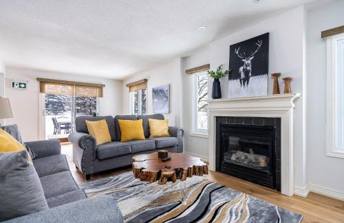 The Blue Mountains House | Luxurious Blue Mountain 3BR & 3BTH Walk-in to Village