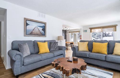 The Blue Mountains House | Luxurious Blue Mountain 3BR & 3BTH Walk-in to Village