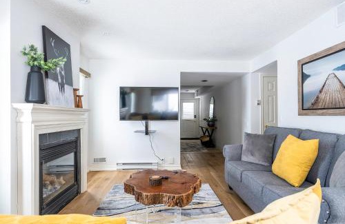 The Blue Mountains House | Luxurious Blue Mountain 3BR & 3BTH Walk-in to Village