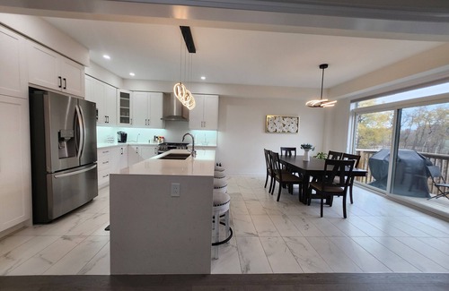 Cambridge House | Luxurious Brand-New 4 Bedrooms Detached House Backing To Pond