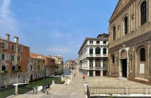 San Polo Apartment | Luxurious Canal-View Apartment in the Heart of Venice