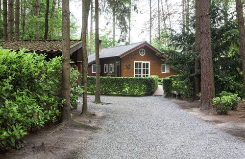 Oud-Turnhout Ski Chalet | Luxurious Chalet in Oud-Turnhout with Large Garden