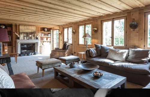 Saanen House | Luxurious Chalet with Hot Tub right next to Gstaad