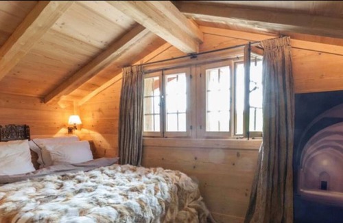 Saanen House | Luxurious Chalet with Hot Tub right next to Gstaad