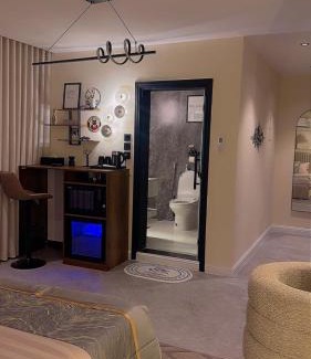 Al-Hamra'a Apartment | Luxurious cinema studio near the sea with self check-in