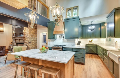 Clarkesville Cabin | Luxurious Clarkesville Cabin w/Decks & Fire Pit