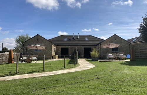 Frome House | Luxurious Complex: 2 barns together edge of Frome