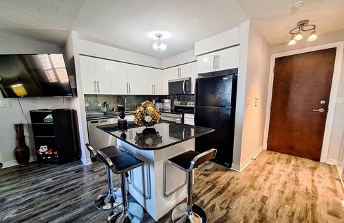 Downtown Mississauga Condo | Luxurious Condo by Celebration Square & Square One