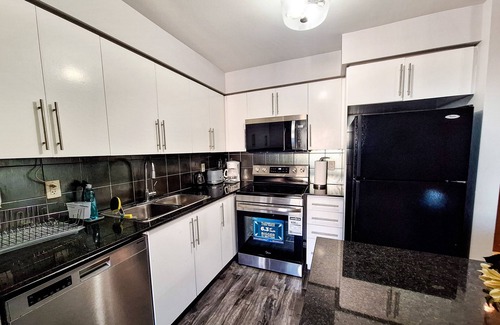 Downtown Mississauga Condo | Luxurious Condo by Celebration Square & Square One