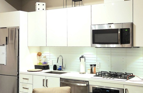 Connaught Condo | Luxurious Condo w/Breathtaking Tower Views | Heart of Downtown