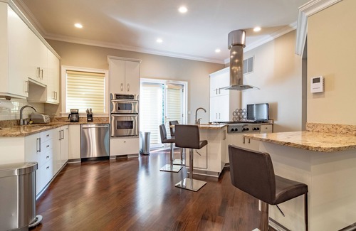 Rush and Division Villa | Luxurious Cozy 4BR 4-Story Gold Coast Villa with Free Parking