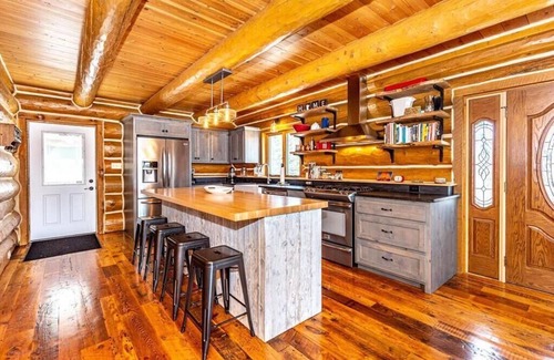 Melrose Cabin | Luxurious Cozy Log Cabin in the Woods, Private getaway at the lake!