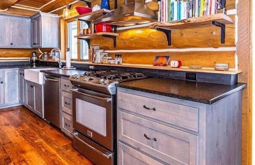 Melrose Cabin | Luxurious Cozy Log Cabin in the Woods, Private getaway at the lake!
