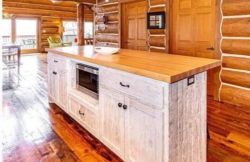Melrose Cabin | Luxurious Cozy Log Cabin in the Woods, Private getaway at the lake!