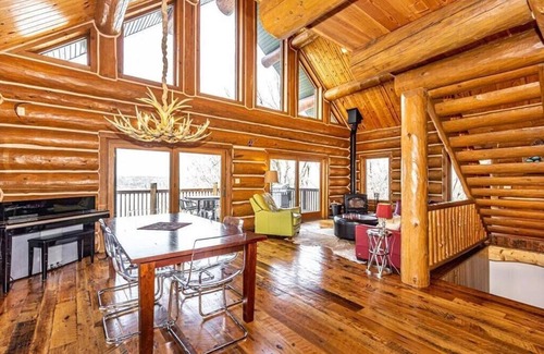 Melrose Cabin | Luxurious Cozy Log Cabin in the Woods, Private getaway at the lake!