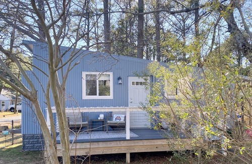 Birdsnest House | Luxurious Creekside Tiny Home-1 minute walk to the beach