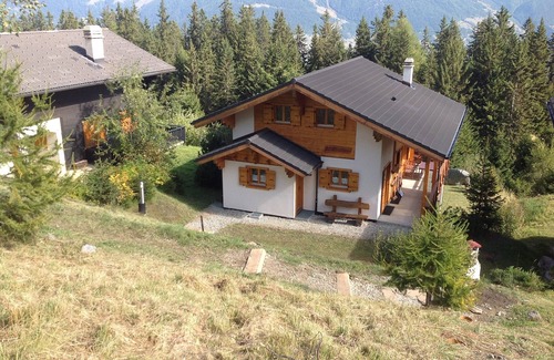 Vex Ski Chalet | Luxurious, detached chalet with Hot Tub + Sauna - in the 4 Valleys ski area