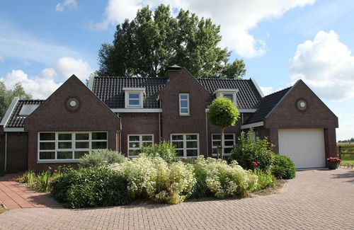 Municipality of Steenbergen House | Luxurious, detached holiday home right by the water