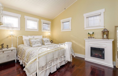 Ukiah House | Luxurious Downtown Guest Cottage/2 Beds/Garden Oasis w/Firepit