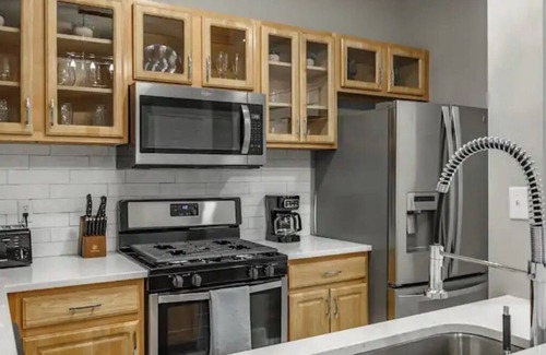 Old Northside House | Luxurious Downtown 3BR Townhome Dual King Beds Games Private Garage