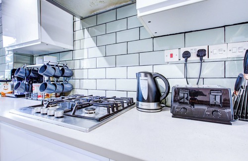 Golborne Apartment | Luxurious Duplex across Portobello Road | 850 sq/ft, A/C, Parking, Flex Check-in