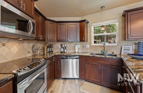 Coeur d'Alene House | Luxurious Echo Bay Retreat—Hot Tub, Fire Pit, Ping Pong, Chess, Bikes & Stunning Views Await!