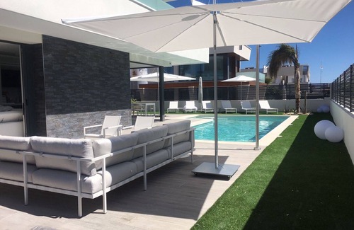 Santiago de la Ribera Villa | Luxurious enjoyment within walking distance of the sea, incl private swimming pool & jacuzzi