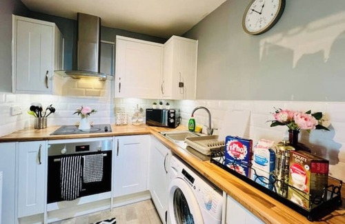 Hawkhead Apartment | Luxurious Ensuite Flat with Free Parking