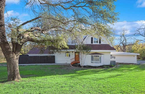 Sherman House | Luxurious Event-Friendly 6BR 3B Villa with Hot Tub