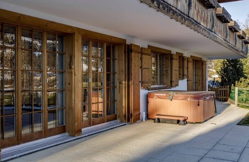 Saanen Apartment | Luxurious Flat with Jacuzzi & Sauna