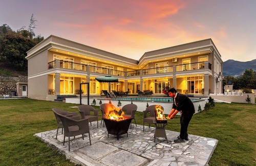 Dehradun Resort | Luxurious forest view quaint resort 10 bedrooms in charming Rishikesh