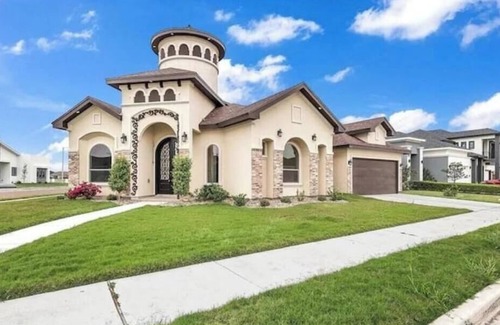 Edinburg House | Luxurious Gated 3BR, Relax No Chore Dog friendly rental