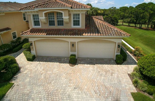 Howey-in-the-Hills Condo | Luxurious Golf Front Condo overlooking the 5th Tee on the El Campeon Course