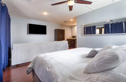 Story House | Luxurious Guesthouse with private pool in Central Phoenix near Downtown