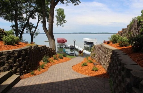 Spicer House | Luxurious handicapped accessible Home on Crystal Clear Green Lake in Spicer, MN