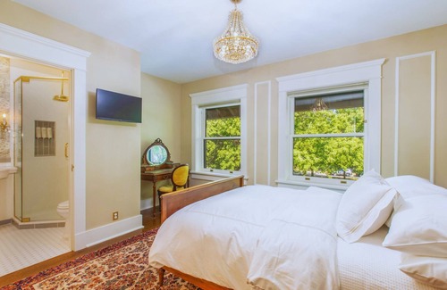 Lincoln Bed & Breakfast | Luxurious & Historic 9-Bedroom Mansion | Ideal for Gatherings & Retreats | Breakfast Included
