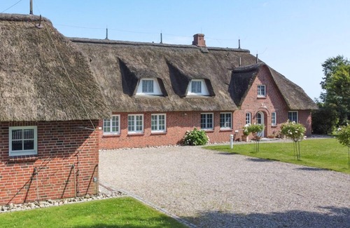 Tumlauer Koog House | Luxurious holiday home with indoor private pool and English park garden near SPO