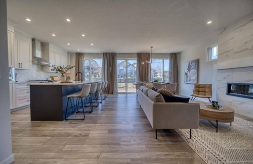 Calgary House | Luxurious Home; 6 Bdrm 3 Living Spaces & AC
