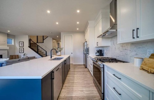 Calgary House | Luxurious Home; 6 Bdrm 3 Living Spaces & AC