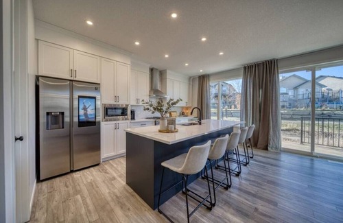 Calgary House | Luxurious Home; 6 Bdrm 3 Living Spaces & AC