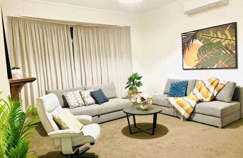 Saint Kilda House | Luxurious Home Close to Beach