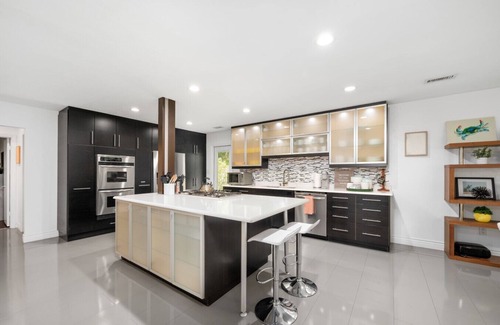 Gainesville House | Luxurious Home in Upscale Neighborhood. EV Charger. Furnished backyard patio.