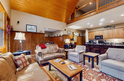 Sylva House | Luxurious home right on the river w/a full kitchen - perfect for fishing