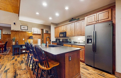 Sylva House | Luxurious home right on the river w/a full kitchen - perfect for fishing