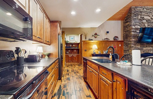 Sylva House | Luxurious home right on the river w/a full kitchen - perfect for fishing