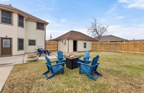 Willis House | Luxurious Home with Great Pool Area
