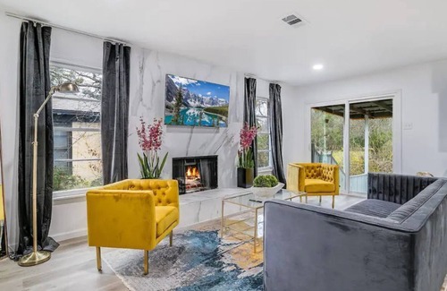 Dallas House | Luxurious Home with Hot tub, deck, creek view and modern amenities all in one!