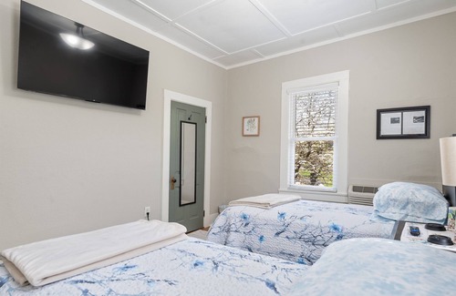 Tellico Plains Hotel | Luxurious Inn Next to the Mountains and the River, The Cole Room 9B