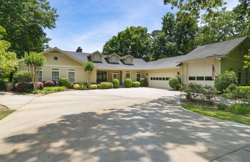 Gainesville House | Luxurious Lake House/private dock/private pool & hot tub