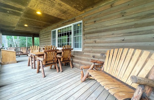 Reeders Cabin | Luxurious Lake View Log Cabin with Firepit in the Poconos